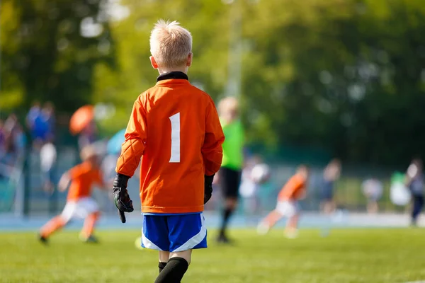 Erkek Futbol Kalecisi Sahada Çocuklar Spor Yarışması Nda Genç Kaleci — Stok fotoğraf