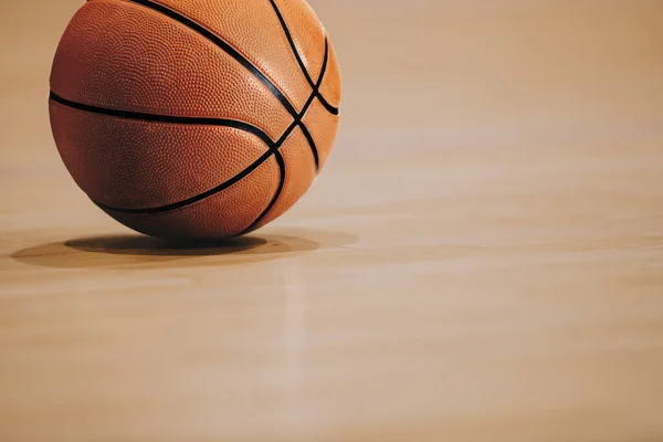 Крупним Планом Зображення Баскетбольного Яча Над Підлогою Спортзалі — стокове фото