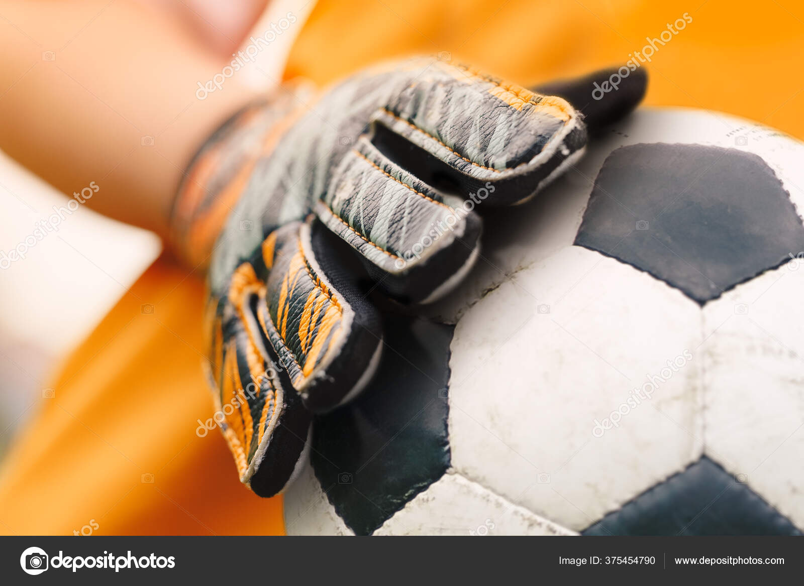 Jogador de futebol colocando a bola na grama ângulo baixo do