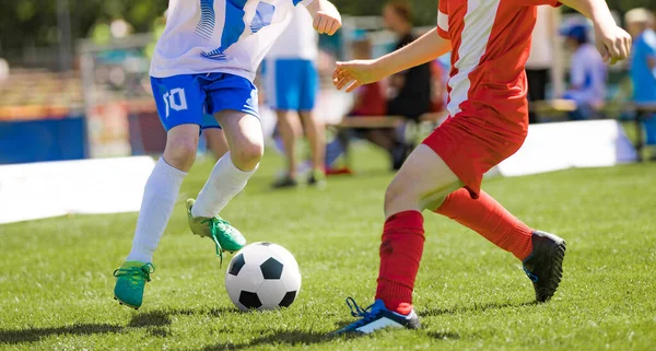 Zwei Nachwuchskicker Laufen Und Kicken Einen Fußball Männliche Fußballer Dribbling — Stockfoto
