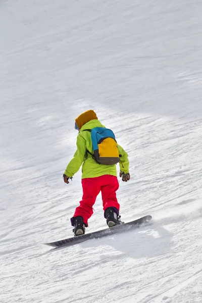 Fiatal snowboardos a hó — Stock Fotó