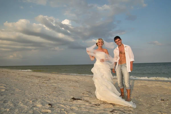 Newly-married couple on beach — Stock Photo, Image