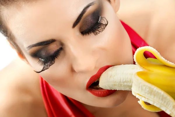 Woman eating banana — Stock Photo, Image