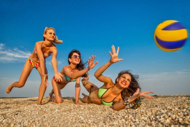 Neşeli kızlar voleybol oynarken