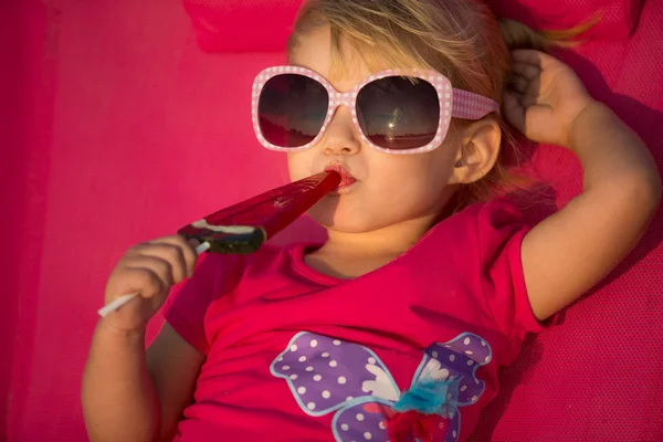 Niña en la playa tropical — Foto de Stock