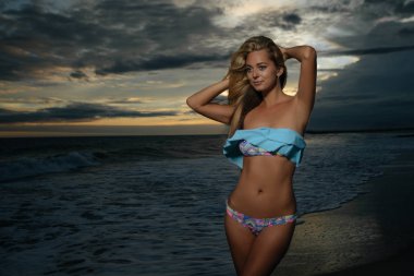 Bikinili genç kadın. 