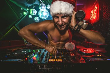 DJ Santa vinil albümleri ile turntable ile