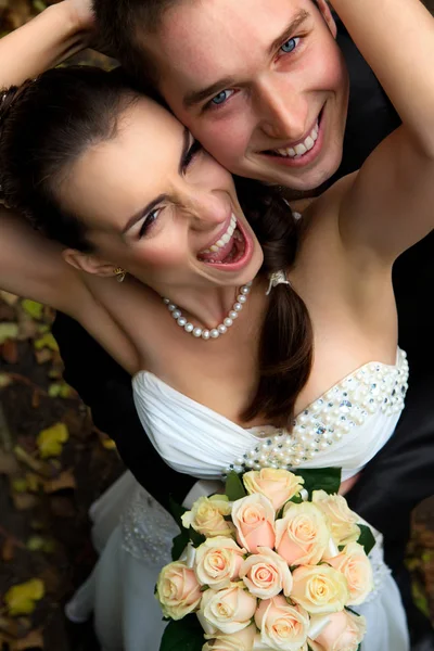 Felice sposa e sposo — Foto Stock