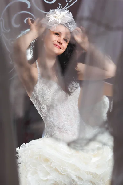 Nézett tükörbe menyasszony — Stock Fotó