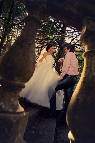 Braut und Bräutigam lächeln — Stockfoto