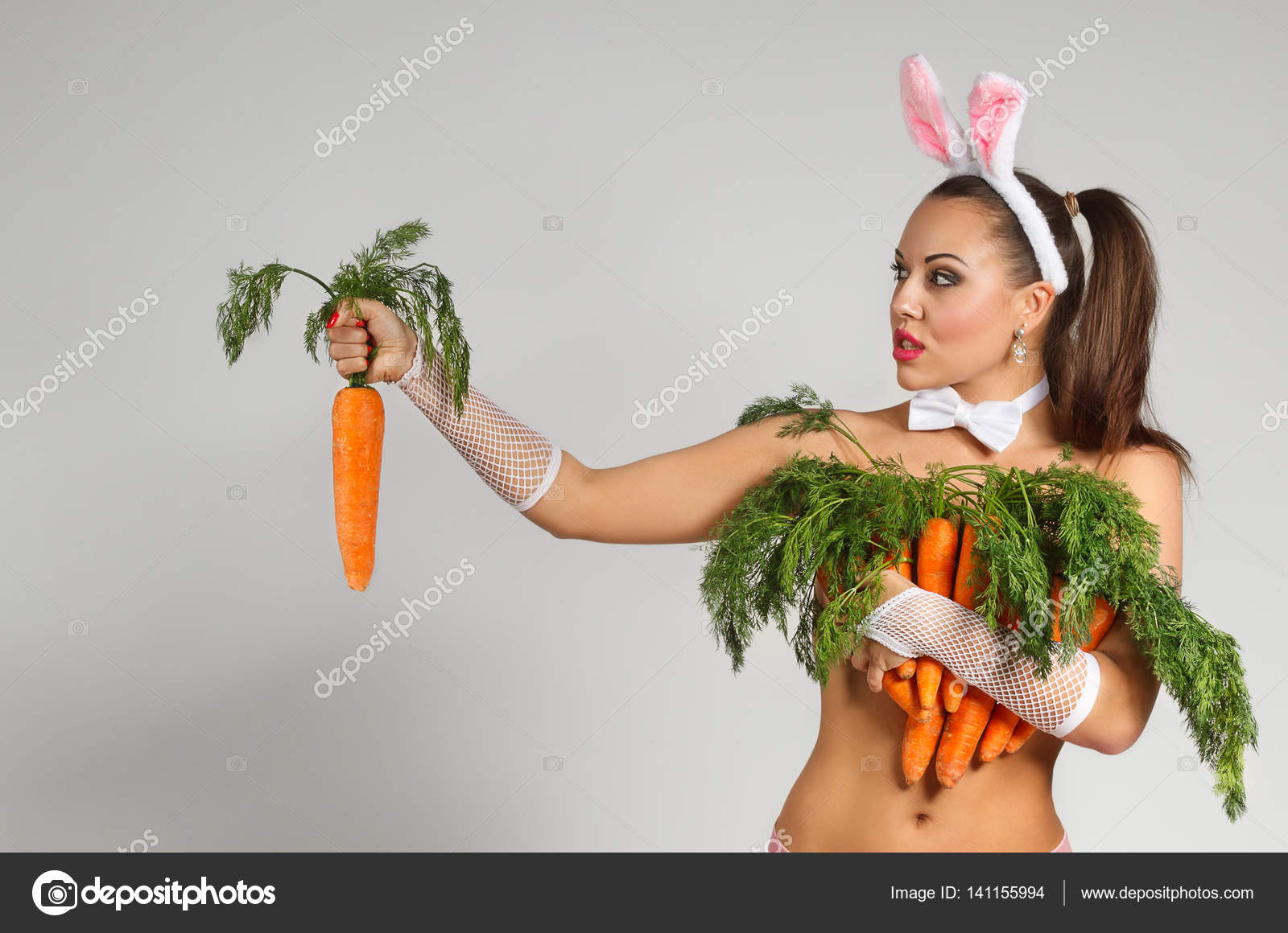 Эротическая морковка и ее хозяйка