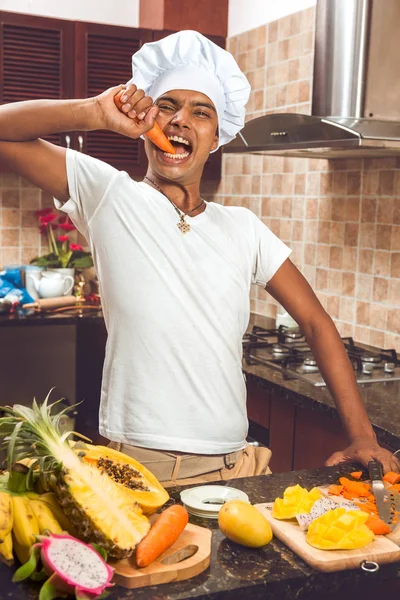 Человек приготовления пищи на современной кухне — стоковое фото