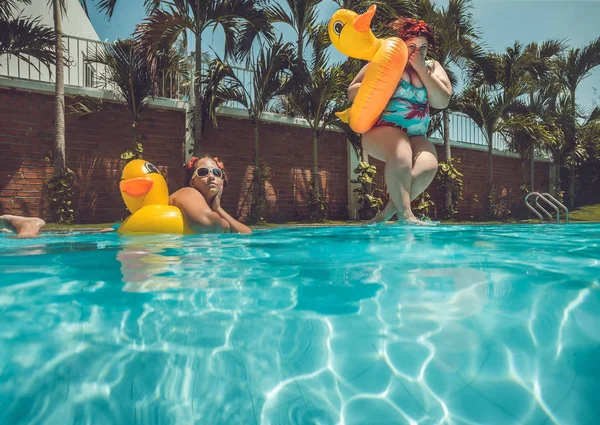 Deux femmes à la piscine — Photo