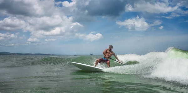 Hombre surfeando una ola —  Fotos de Stock