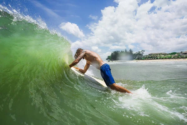 Homem surfando uma onda — Fotografia de Stock