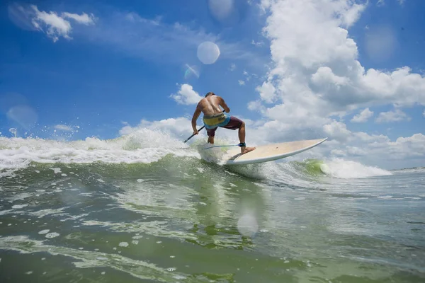 Homem surfando uma onda — Fotografia de Stock