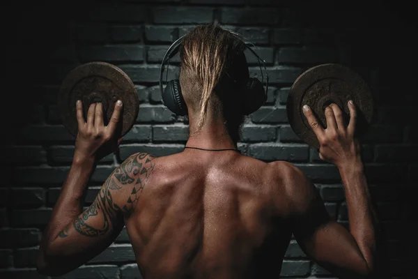 Back of athletic young aesthetic man listening music — Stock Photo, Image