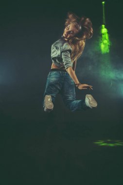 animasyonlu kadın atlama