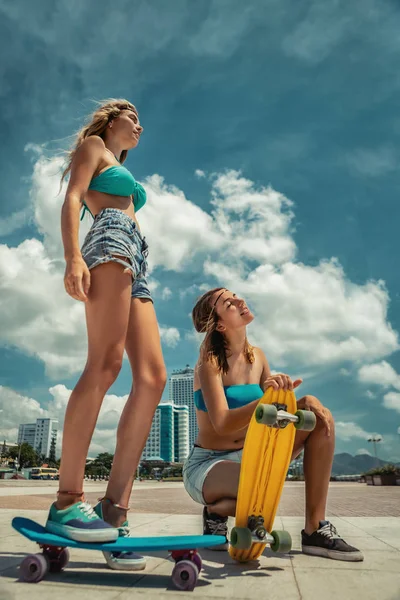 Eautiful skateboarding women — Stock Photo, Image