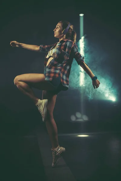 Mujer animada bailando — Foto de Stock