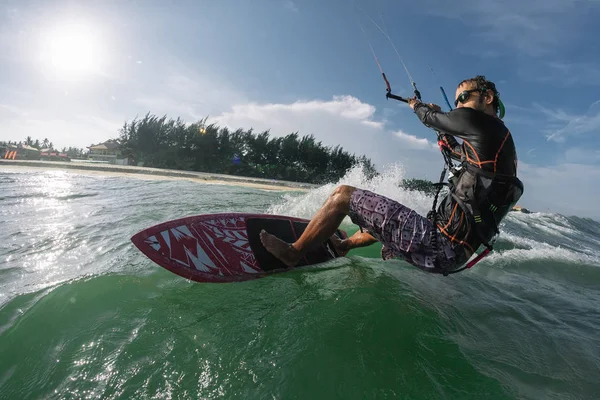 Kiter monta bordo — Fotografia de Stock