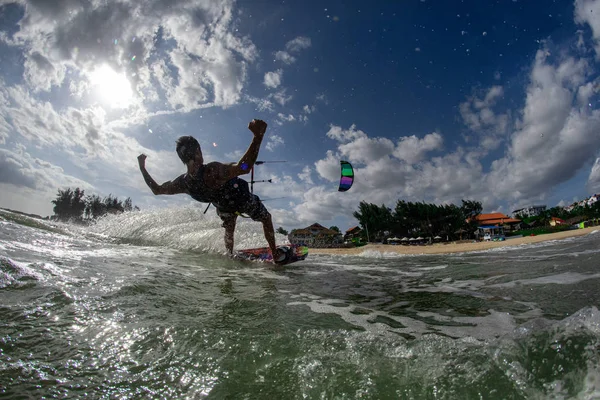 Kite Surfer Cabalgando Las Olas —  Fotos de Stock