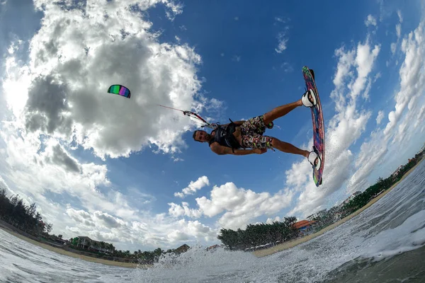 Latawiec Surfer Jazda Falach Skoków Powietrzu — Zdjęcie stockowe