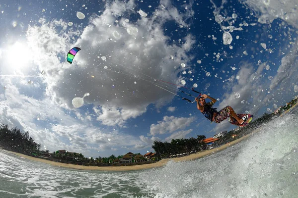 Kite Surfista Montando Ondas — Fotografia de Stock