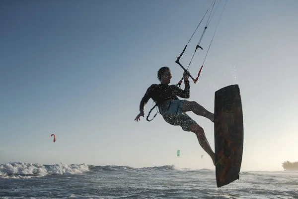 Kitesurfer Der Auf Den Wellen Reitet Und Der Luft Springt — Stockfoto