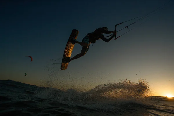 Latawiec Surfer Jazda Falach Skoków Powietrzu — Zdjęcie stockowe