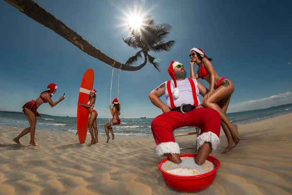 Natal Papai Noel Descansando Oceano Praia Tropical Arenosa Mulheres Bonitas — Fotografia de Stock