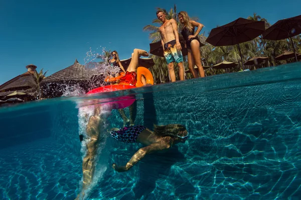 Fun People Einem Pool Unterwasserschwimmen Durch Einen Rettungsring — Stockfoto