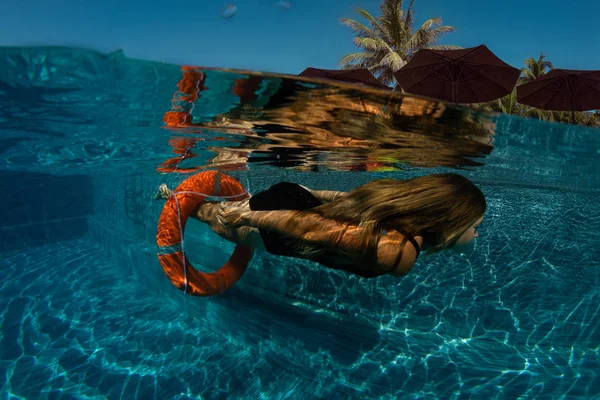 Девочка Бассейне Плавает Водой Через Спасательный Круг — стоковое фото
