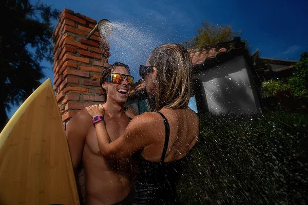 Surfer Couple Pie Abrazo Ducha Juntos Fuera Casa —  Fotos de Stock