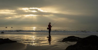 Sahildeki balıkçı.