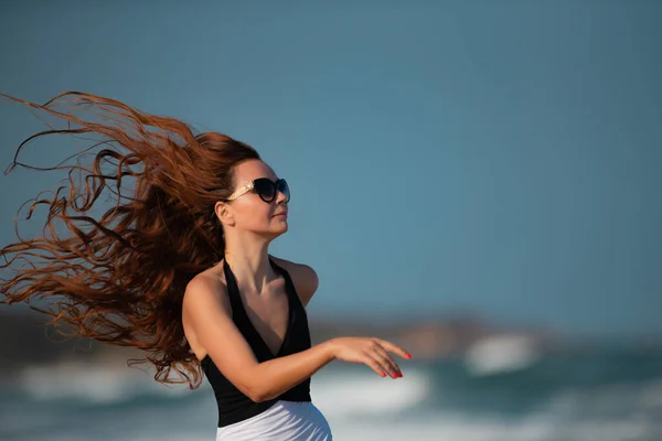 Hermosa joven en la playa — Foto de Stock