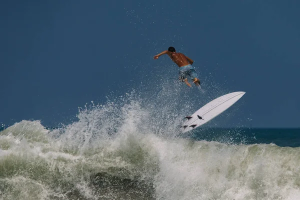 Surferas crasha na onda — Fotografia de Stock