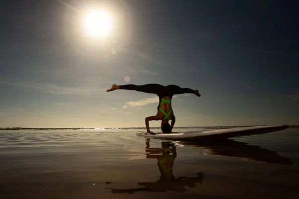 Yoga Headstand Variación Fondo Del Mar Una Mujer Que Realiza —  Fotos de Stock
