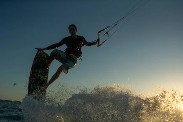 Een Kitesurfer Rijdt Golven — Stockfoto