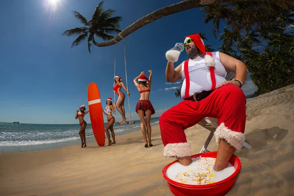 Boże Narodzenie Święty Mikołaj Spoczywa Leżaku Oceanicznej Piaszczystej Plaży Tropikalnej — Zdjęcie stockowe