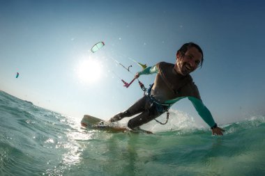 Kızıl Deniz 'in dalgalarında uçurtma uçuyor, Egipt. Kitesurfing, Kiteboard aksiyon fotoğrafları Kitesurfer iş başında