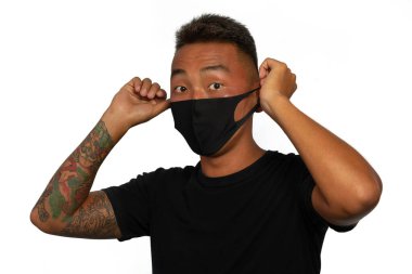 Hasta Asyalı yakışıklı, tıbbi maske takan ve beyaz arka planda izole edilmiş siyah gömlekli hastayı kapatın. Hastalık kavramı. Asyalılar. Zatürree salgınları, Coronavirüs salgınları ve biyolojik viral enfeksiyon tehlikesi..