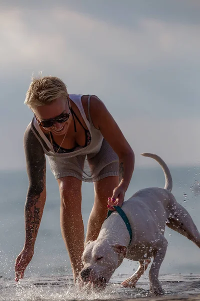 Donna Con Cane Dogo Argentino Bianco Che Doccia Sulla Spiaggia — Foto Stock