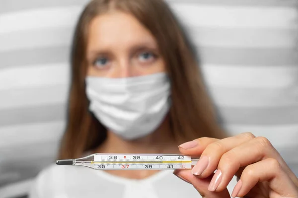 Закрийте Молоду Жінку Медичній Масці Інфекція Грипом Тримає Термометр Показує — стокове фото