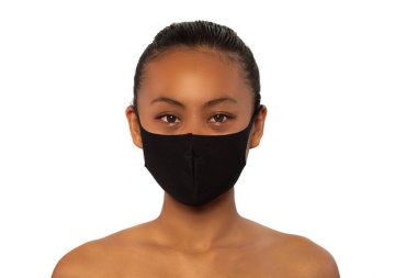 Beyaz duvar arka planında tropikal ülkelerde yer alan çıplak omuzlu tıbbi maske takan genç bir kadın. Zatürree salgınları, Coronavirüs salgınları ve biyolojik viral enfeksiyon tehlikesi..