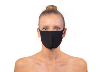 Beyaz duvar arka planında tropikal ülkelerde yer alan çıplak omuzlu tıbbi maske takan genç bir kadın. Zatürree salgınları, Coronavirüs salgınları ve biyolojik viral enfeksiyon tehlikesi..
