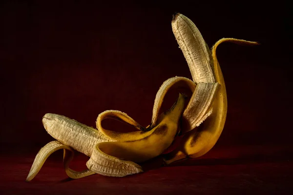 Geslacht Positie Van Twee Gele Rijpe Bananen Een Donkerrode Houten — Stockfoto