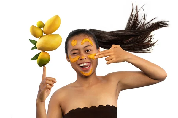 Piękna Podekscytowana Młoda Kobieta Maską Twarzy Świeżych Owoców Mango Balansowania — Zdjęcie stockowe