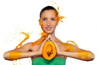 Namaste 'de papaya dilimi tutan güzel bayan manken. Taze Papaya Cilt ve Vücut Bakımı yaptıran Kadın Uygula. Reklam ve sağlık hayatı. Beyaz arkaplanda izole.
