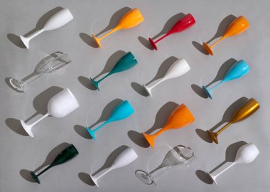 Şarap kadehlerinin ve gölgelerinin yüksek açılı görüntüsü Gri arka planda